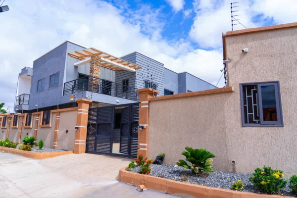 Apartment Living vs Detached Homes